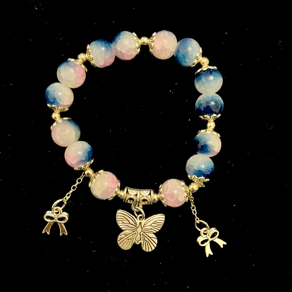 Pink and blue beaded bracelet with butterfly charm
5.8cm/2.28in
